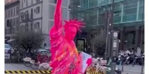 A Milano spunta una statua fucsia di Putin